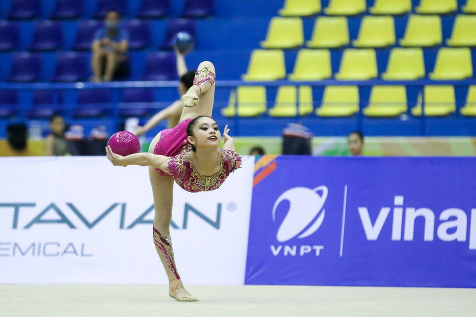 Vận động viên Amzan Izzah (Malaysia) thi đấu nội dung bóng của thể dục nghệ thuật. (Ảnh: Khánh Long/TTXVN)