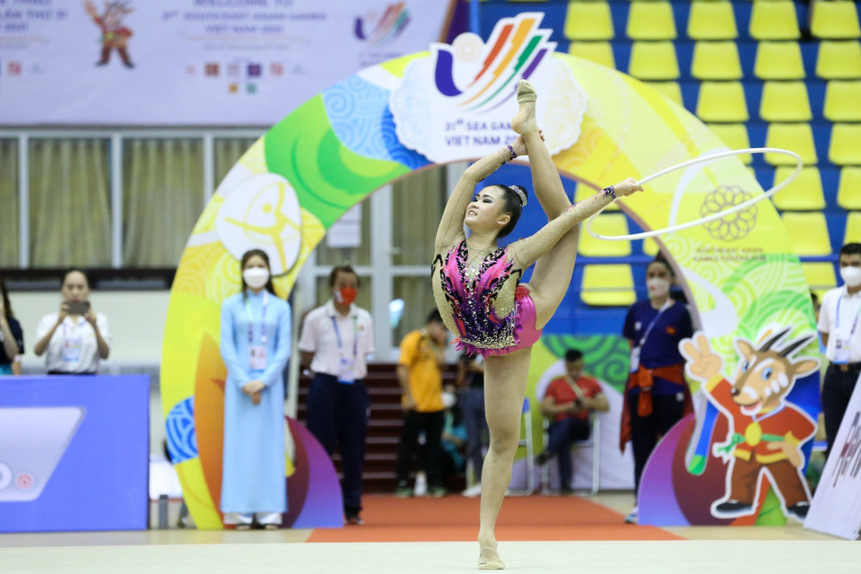 Vận động viên Nguyễn Vũ Hà Phương (Việt Nam) thi đấu nội dung vòng của thể dục nghệ thuật. (Ảnh: Khánh Long/TTXVN)