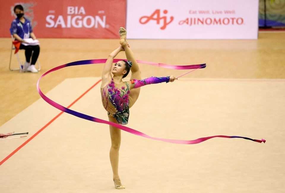 Vận động viên Nguyễn Vũ Hà Phương (Việt Nam) với bài thi múa lụa. (Ảnh: Phạm Hậu/TTXVN)