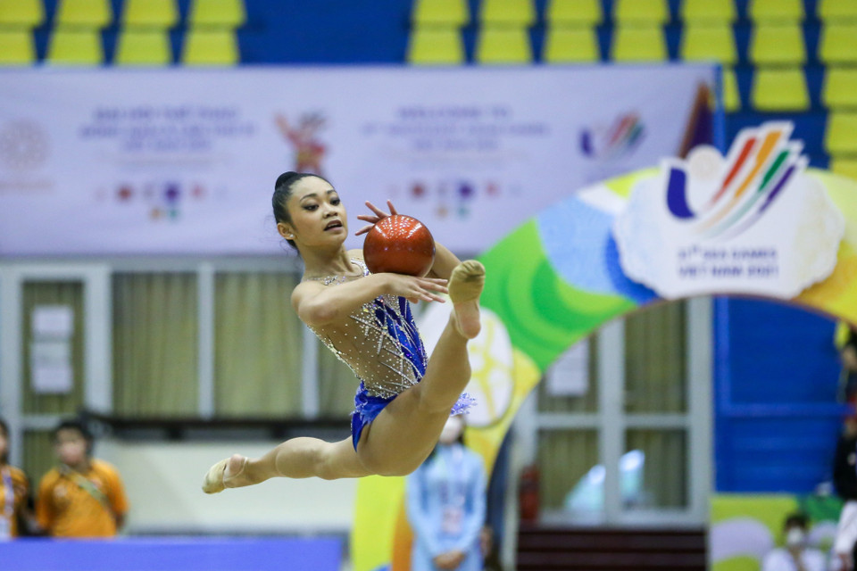 Vận động viên Breanna (Malaysia) thi đấu nội dung bóng của thể dục nghệ thuật. (Ảnh: Khánh Long/TTXVN)