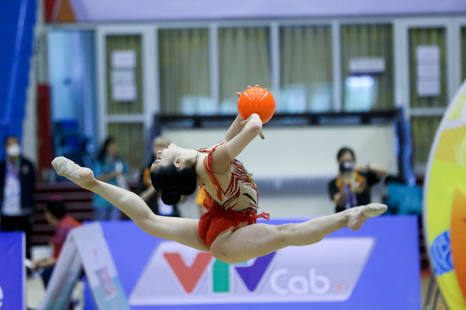 Vận động viên NG Joe Ee (Malaysia) thi đấu nội dung bóng của thể dục nghệ thuật. (Ảnh: Khánh Long/TTXVN)