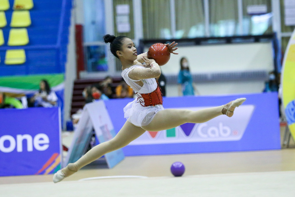 Vận động viên Sabio Shieldannah (Philippines) thi đấu nội dung bóng của thể dục nghệ thuật. (Ảnh: Khánh Long/TTXVN)