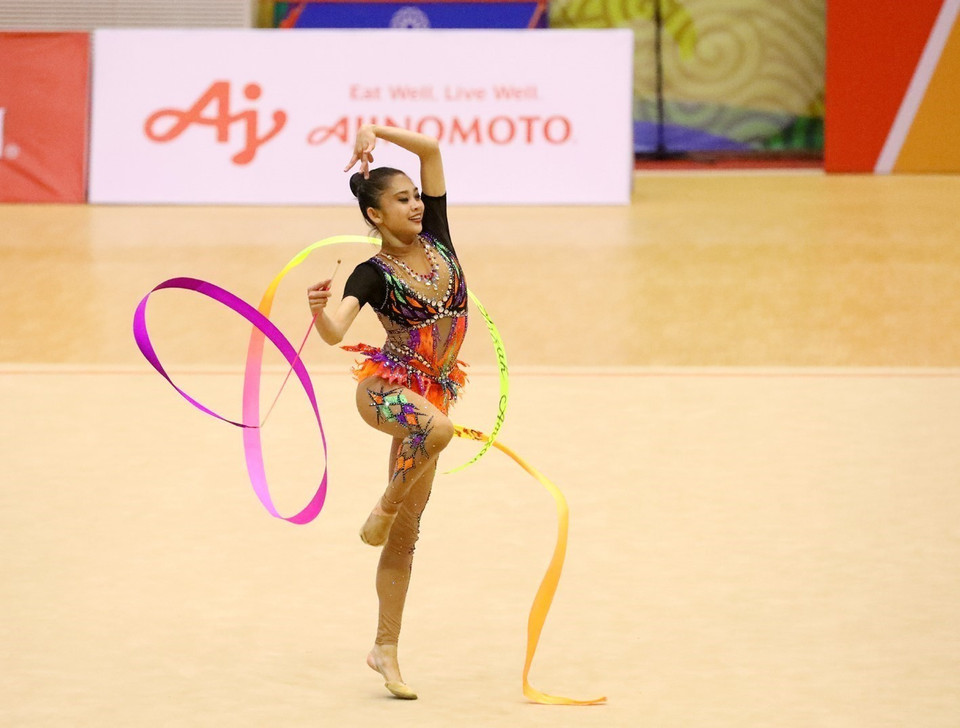 Vận động viên Amzan Izzah (Malaysia) với bài thi múa lụa. (Ảnh: Phạm Hậu/TTXVN)