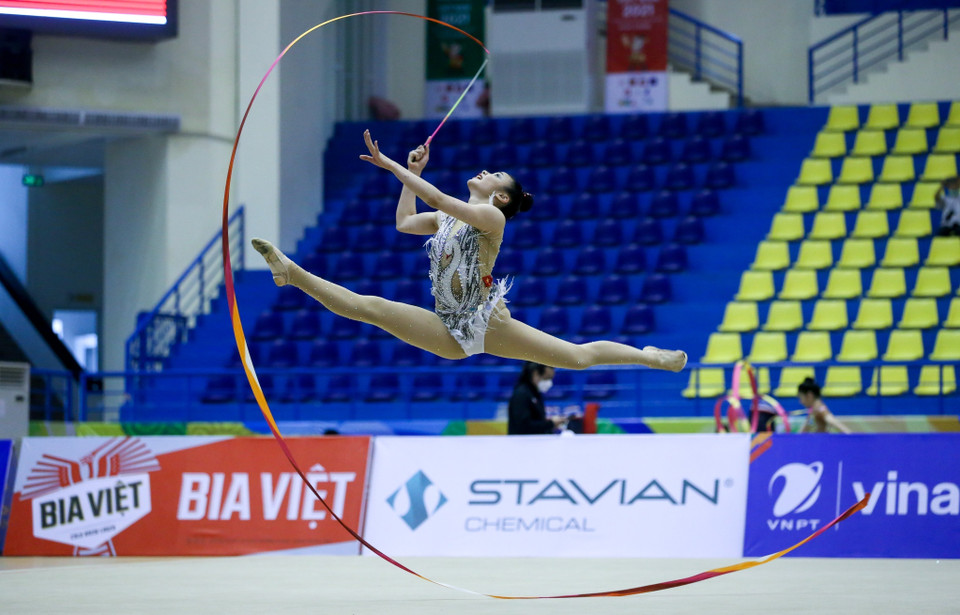 Vận động viên Nguyễn Hà My (Việt Nam) thi đấu nội dung lụa của thể dục nghệ thuật. (Ảnh: Khánh Long/TTXVN)