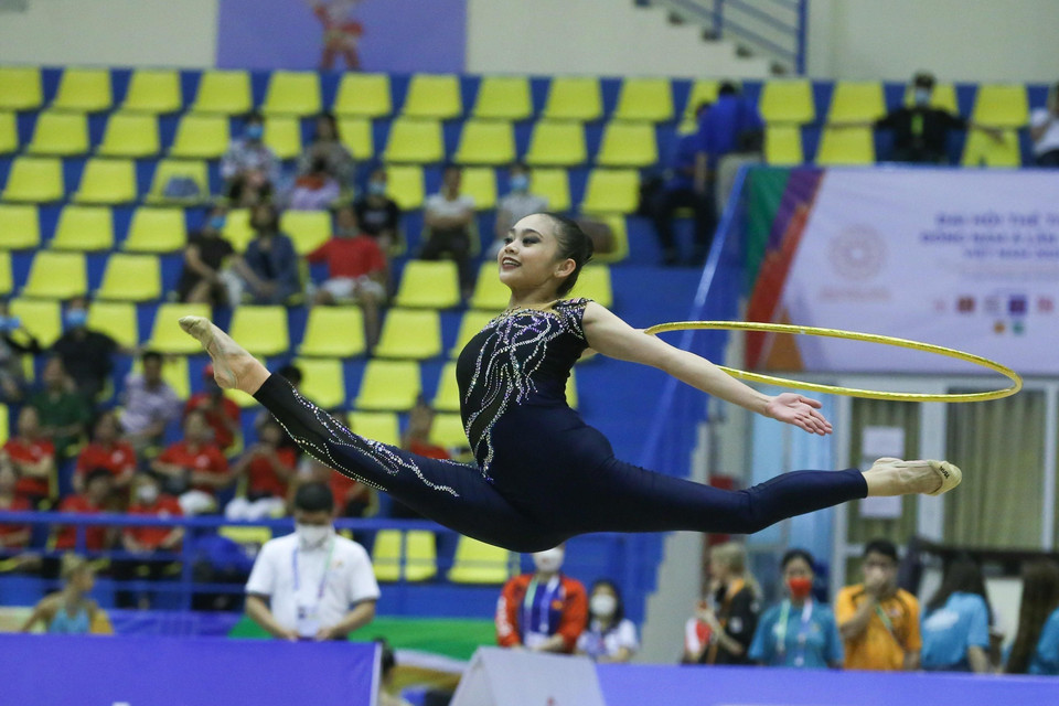 Vận động viên Amzan Izzah (Malaysia) thi đấu nội dung vòng của thể dục nghệ thuật. (Ảnh: Khánh Long/TTXVN)