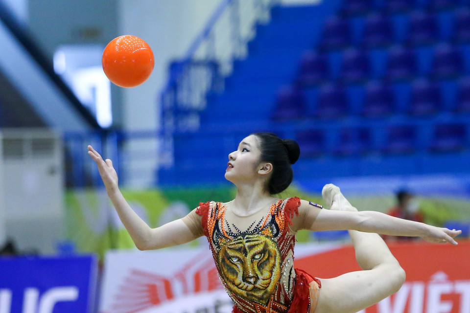 Vận động viên NG Joe Ee (Malaysia) thi đấu nội dung bóng của thể dục nghệ thuật. (Ảnh: Khánh Long/TTXVN)