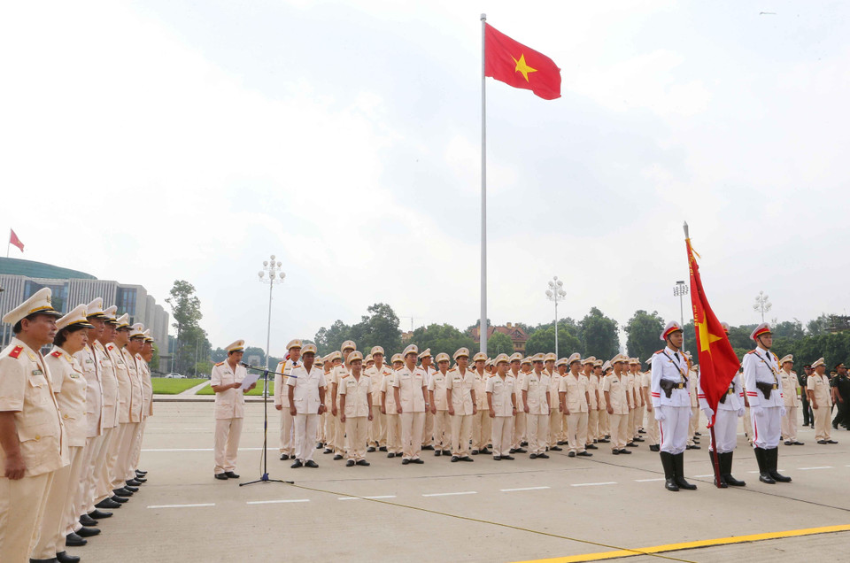 Đoàn đại biểu 50 điển hình tiên tiến Công an nhân dân báo công trước Lăng Bác. (Ảnh: Doãn Tấn/TTXVN)