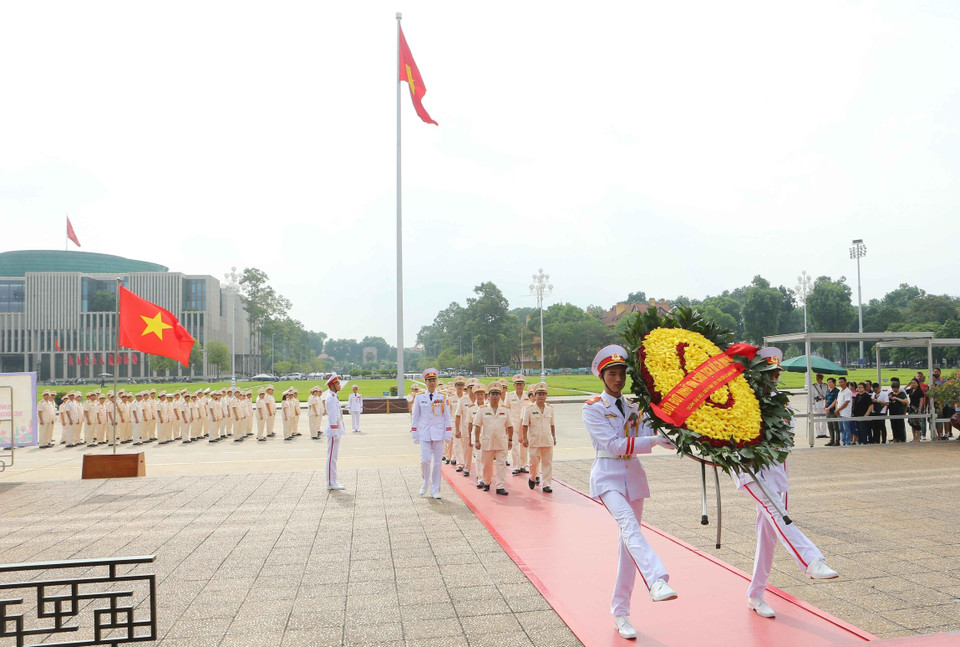 Đoàn đại biểu 50 điển hình tiên tiến Công an nhân dân vào Lăng viếng Chủ tịch Hồ Chí Minh. (Ảnh: Doãn Tấn/TTXVN)