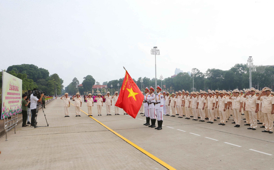 Đoàn đại biểu 50 điển hình tiên tiến Công an nhân dân báo công trước Lăng Bác. (Ảnh: Doãn Tấn/TTXVN)
