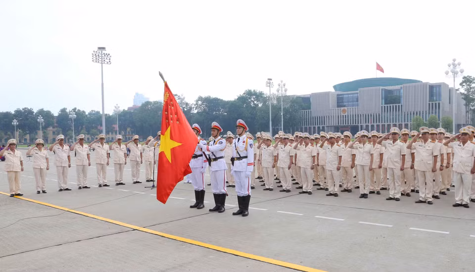Đoàn đại biểu 50 điển hình tiên tiến Công an nhân dân báo công trước Lăng Bác. (Ảnh: Doãn Tấn/TTXVN)