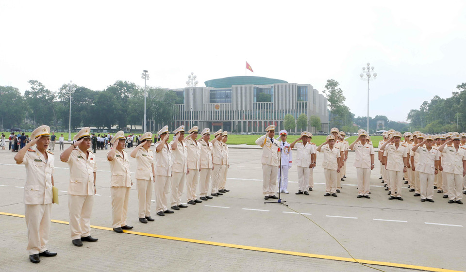 Đoàn đại biểu 50 điển hình tiên tiến Công an nhân dân báo công trước Lăng Bác. (Ảnh: Doãn Tấn/TTXVN)