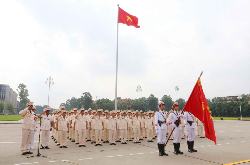 Đoàn đại biểu 50 điển hình tiên tiến Công an nhân dân báo công trước Lăng Bác. (Ảnh: Doãn Tấn/TTXVN)