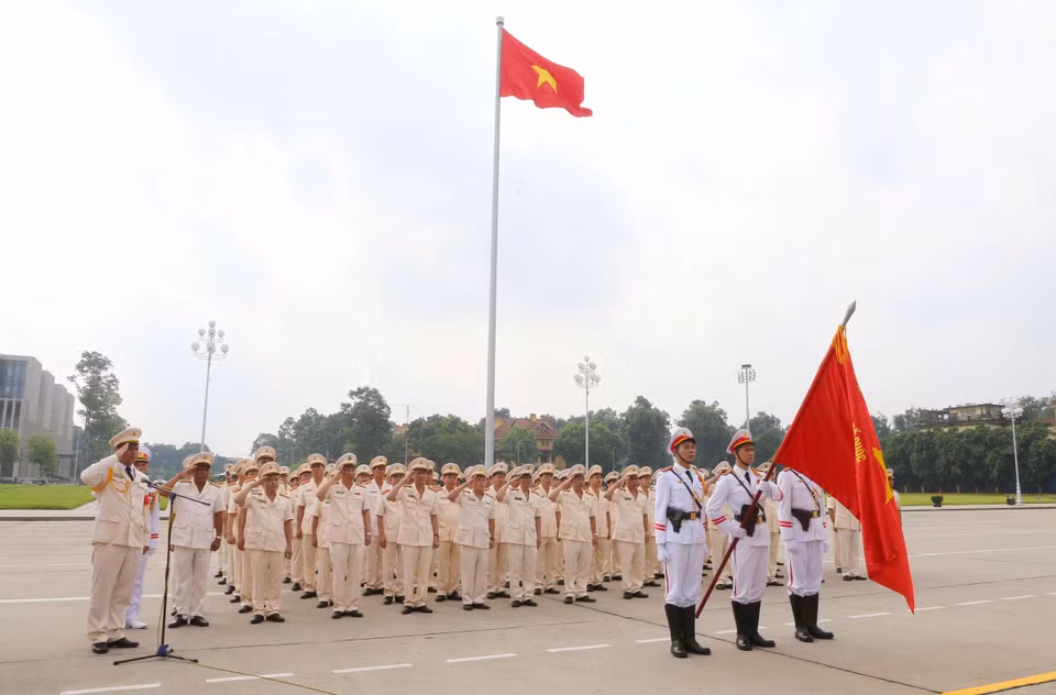 Đoàn đại biểu 50 điển hình tiên tiến Công an nhân dân báo công trước Lăng Bác. (Ảnh: Doãn Tấn/TTXVN)