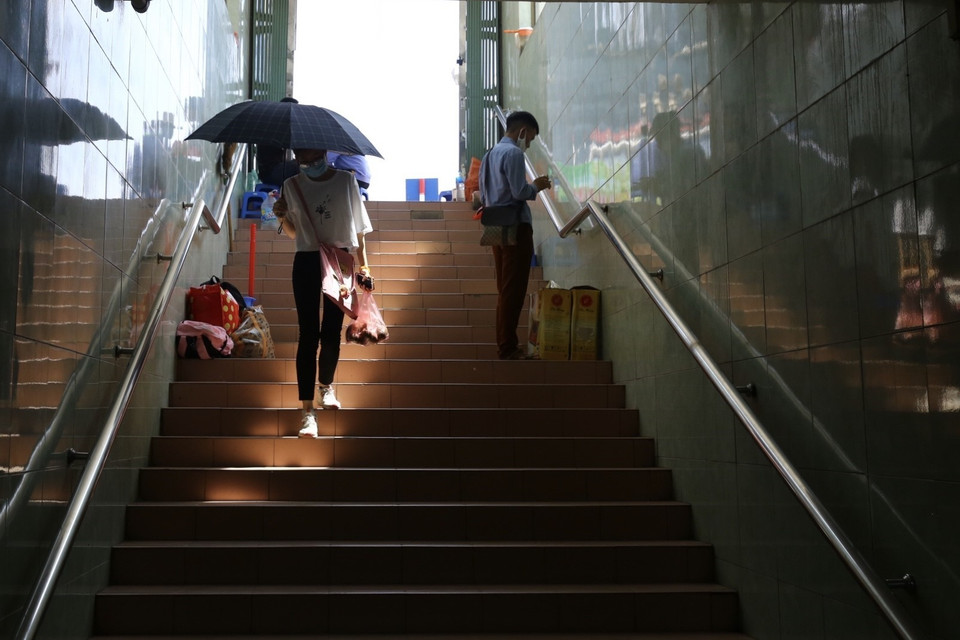 Hầm đi bộ trở thành nơi trú nắng của người dân trước cái nóng gay gắt. (Ảnh: Minh Quyết/TTXVN)