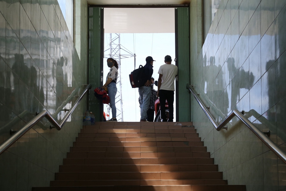 Hầm đi bộ trở thành nơi trú nắng của người dân trước cái nóng gay gắt. (Ảnh: Minh Quyết/TTXVN)