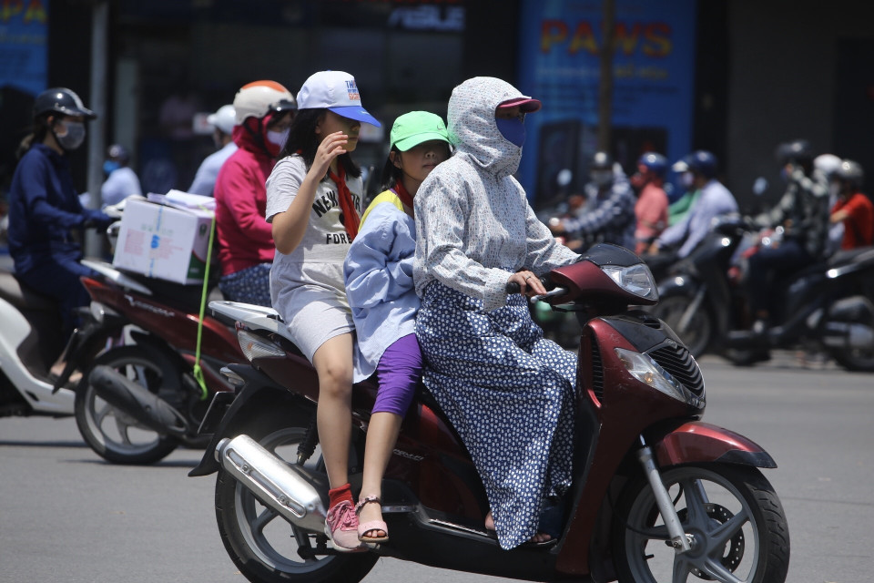 Người dân nên hạn chế ra đường trong khoảng thời gian từ 14 giờ đến 16 giờ là thời điểm nắng nóng đỉnh điểm và cần trang bị các vật dụng chống nắng cần thiết khi buộc phải ra đường. (Ảnh: Minh Quyết/TTXVN) 