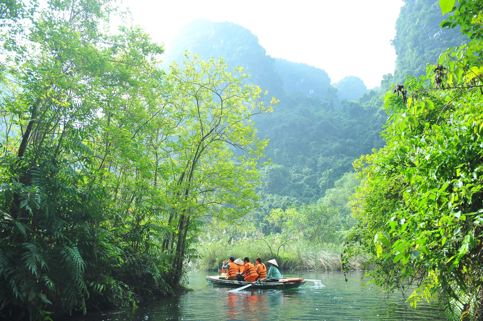 Du khách đi thuyền ngắm vẻ đẹp của quần thể danh thắng Tràng An. (Ảnh: Minh Đức/TTXVN)