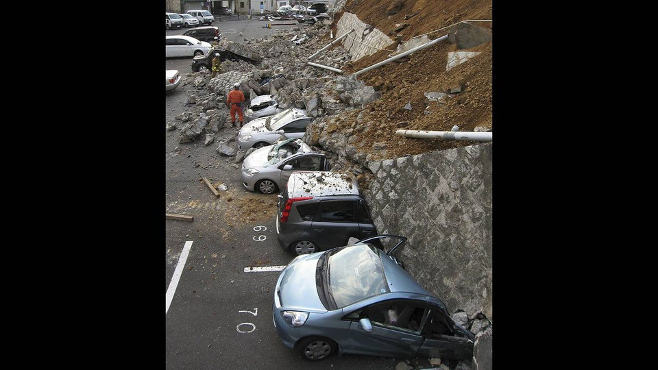 Nhiều ôtô bị đè bẹp bởi một bức tường đổ sập tại một bãi đậu xe ở thành phố Mito, tỉnh Ibaraki sau trận động đất lớn làm rung chuyển Nhật Bản. (Nguồn: theglobeandmail)