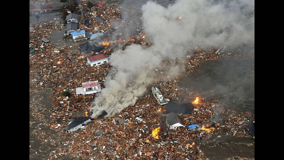 Những ngôi nhà gần sân bay Sendai, Nhật Bản bị sóng thần cuốn trôi. (Nguồn: theglobeandmail)