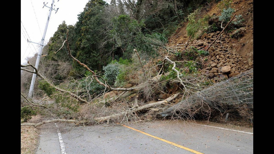 Động đất kéo theo sạt lở đất chặn đứng một con đường ở gần thành phố Iwaki đông bắc Nhật Bản. (Nguồn: theglobeandmail)