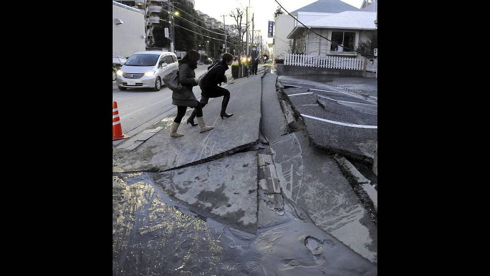 Một con đường bị sập trong trận động đất lớn 8,9 độ ở thành phố Urayasu, tỉnh Chiba vào ngày 11/3/2011. (Nguồn: theglobeandmail)