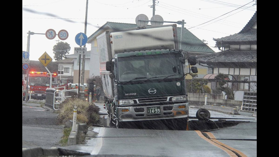 Một chiếc xe tải mắc kẹt trên con đường bị hư hại do trận động đất mạnh ở thành phố Iwaki, tỉnh Fukushima, Nhật Bản. (Nguồn: theglobeandmail)