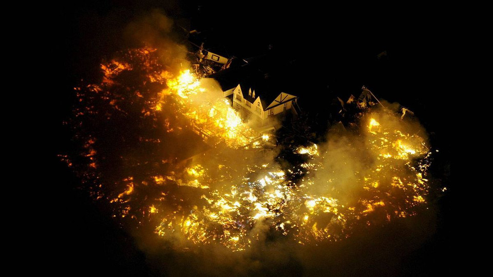 Các tòa nhà gần sân bay Sendai, đông bắc Nhật Bản bốc cháy sau trận động đất. (Nguồn: theglobeandmail)