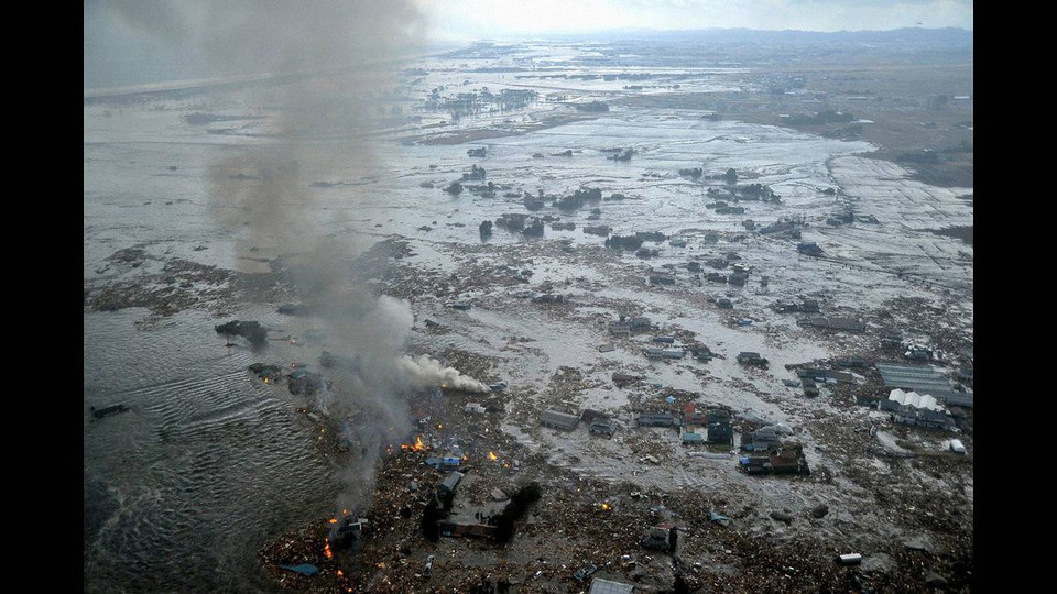 Hỏa hoạn tại một bến cảng sau trận động đất và sóng thần ở thành phố Natori, tỉnh Miyagi. (Nguồn: theglobeandmail)