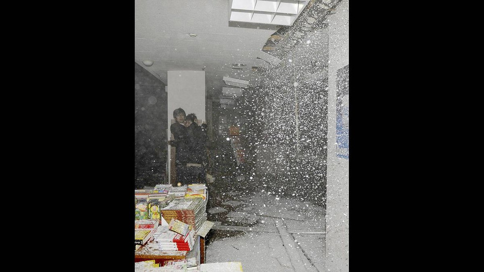 Khách hàng tại một cửa hàng sách ở Sendai, miền bắc Nhật Bản sợ hãi khi trần cửa hàng bị sập. (Nguồn: theglobeandmail)