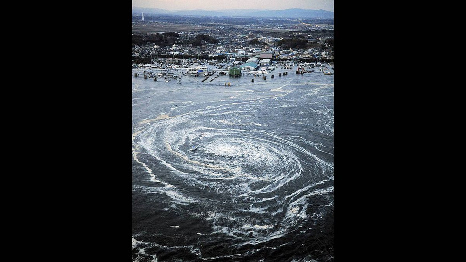 Một xoáy nước gần thành phố Oarai, tỉnh Ibaraki, đông bắc Nhật Bản. (Nguồn: theglobeandmail)