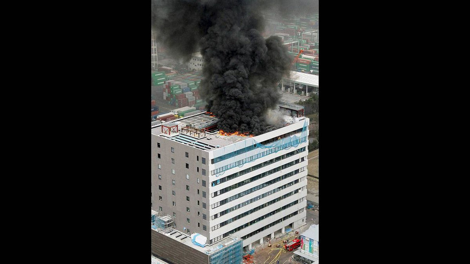 Một tòa nhà văn phòng ở Tokyo bốc cháy sau trận động đất. (Nguồn: theglobeandmail)