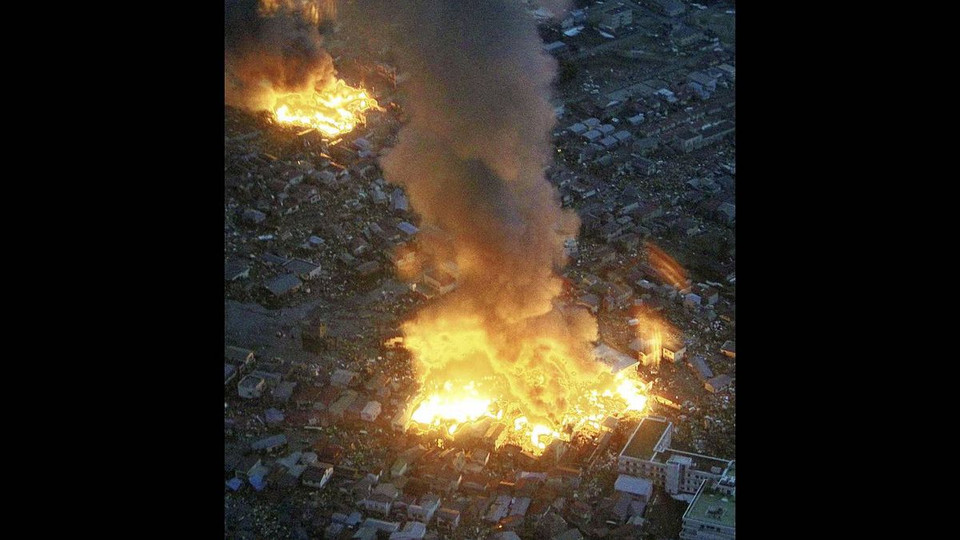 Các tòa nhà bốc cháy sau trận động đất ở thị trấn Yamada, Nhật Bản. (Nguồn: theglobeandmail)