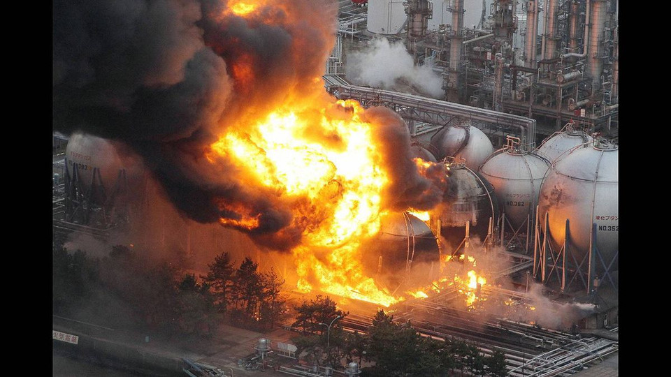 Các bể chứa khí đốt tự nhiên bốc cháy tại một cơ sở ở tỉnh Chiba, gần Tokyo. (Nguồn: theglobeandmail)