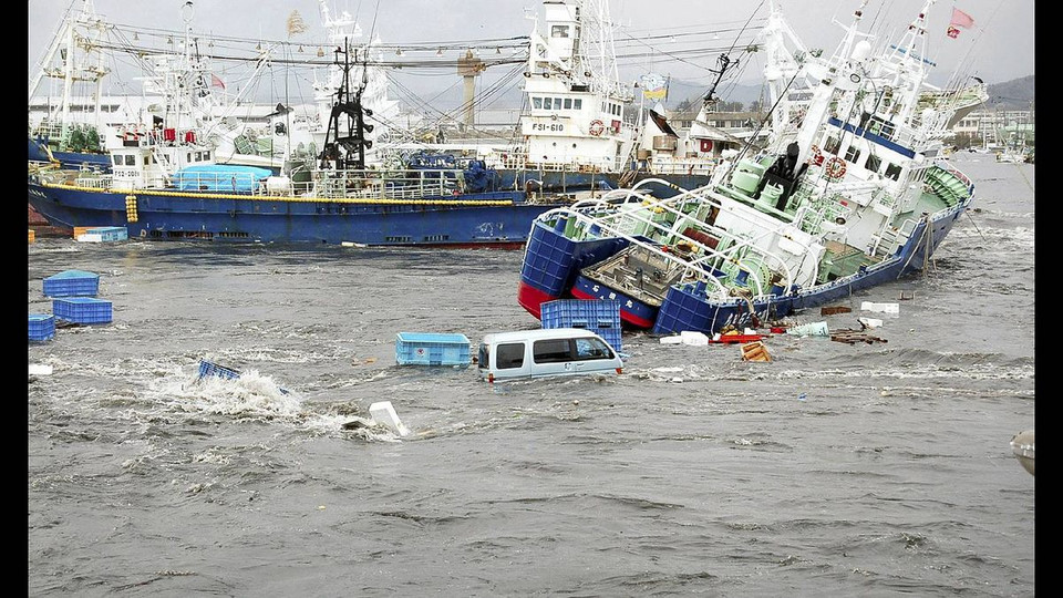 Thuyền và phương tiện đánh cá bị sóng thần cuốn vào cảng Onahama ở thành phố Iwaki, tỉnh Fukushima, miền bắc Nhật Bản. (Nguồn: theglobeandmail)