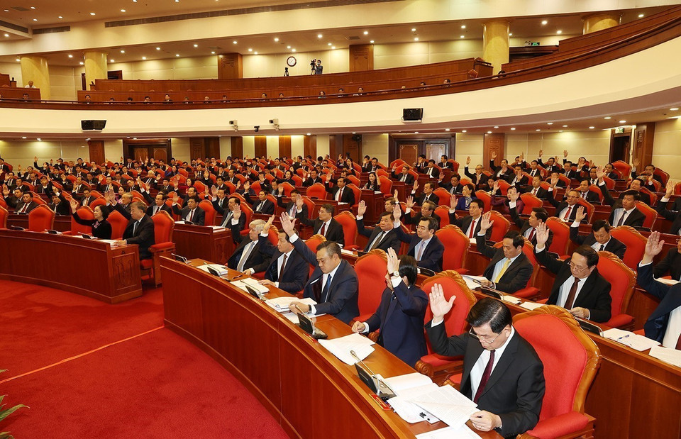 Các lãnh đạo Đảng, Nhà nước và các đại biểu biểu quyết thông qua chương trình hội nghị. (Ảnh: Trí Dũng/TTXVN)