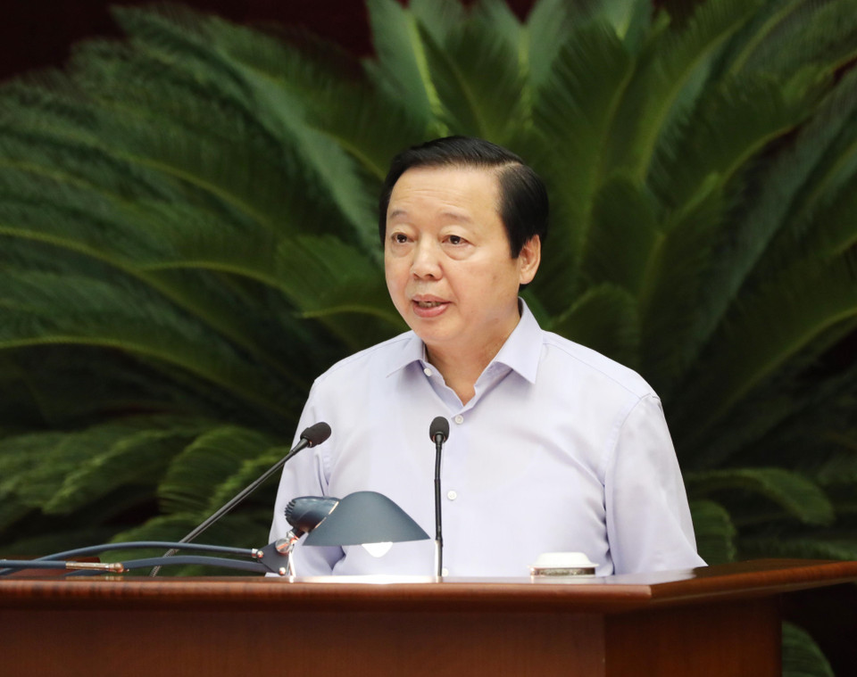 Ông Trần Hồng Hà, Ủy viên Trung ương Đảng, Bộ trưởng Bộ Tài nguyên và Môi trường trình bày tham luận tại hội nghị. 