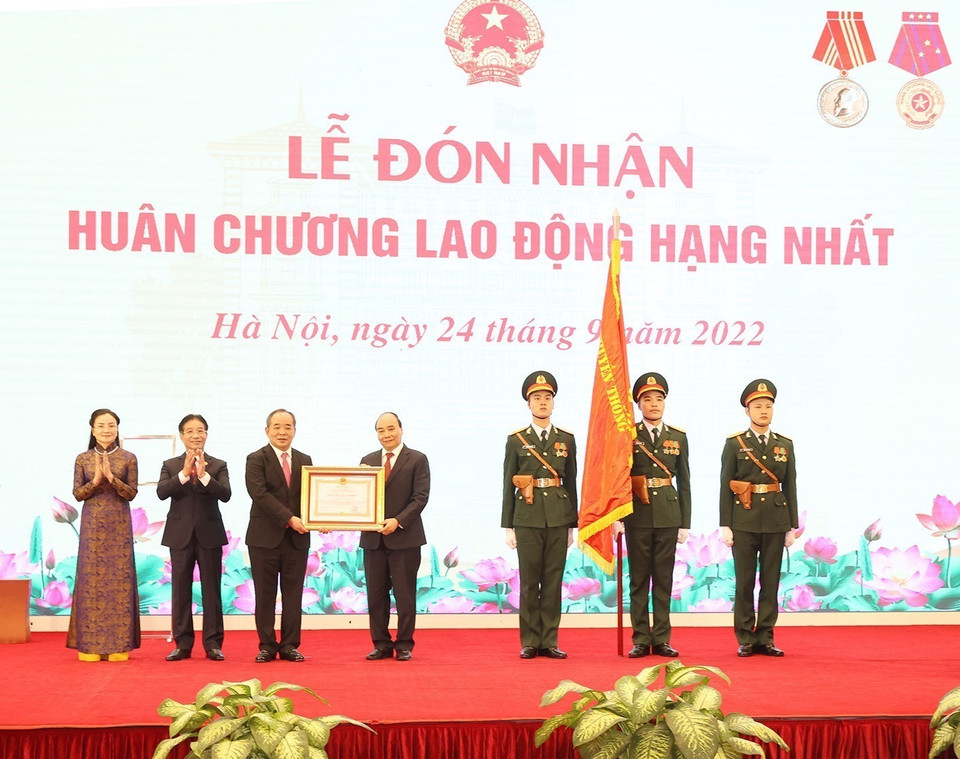 Chủ tịch nước Nguyễn Xuân Phúc trao Huân chương Lao động hạng Nhất cho Văn phòng Chủ tịch nước. (Ảnh: Trí Dũng/TTXVN)