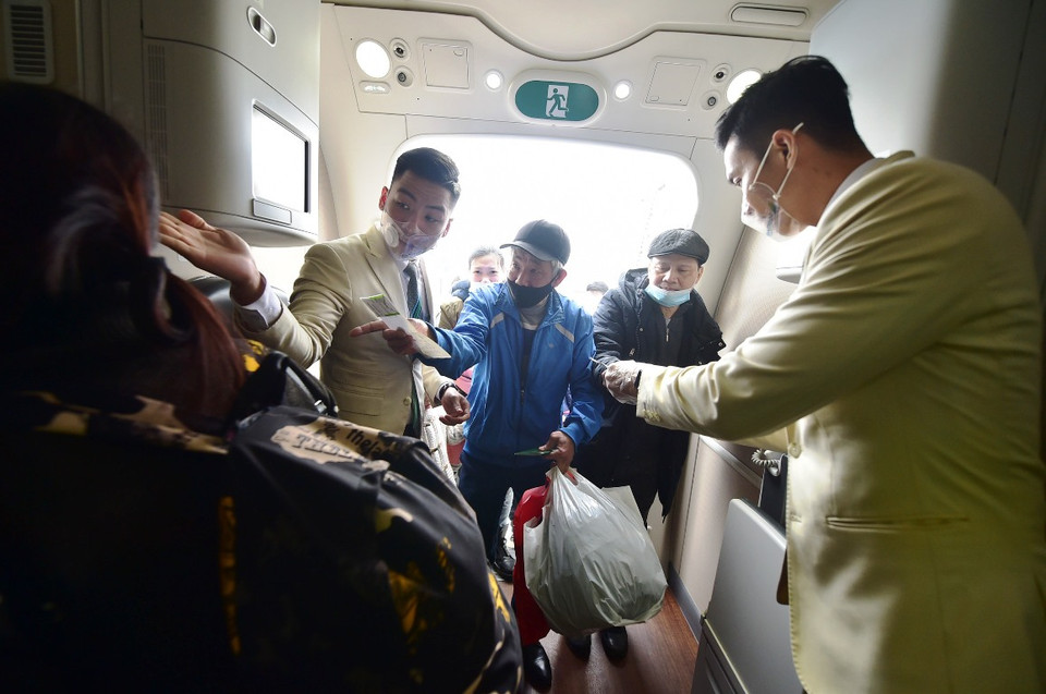 Tiếp viên kiểm tra thủ tục giấy tờ hành khách trước khi lên chuyến bay. (Ảnh: CTV/Vietnam+)