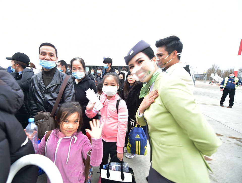 Các em nhỏ theo bố mẹ để trở về quê hương sau hành trình sơ tán từ Ukraine sang Ba Lan. (Ảnh: CTV/Vietnam+)