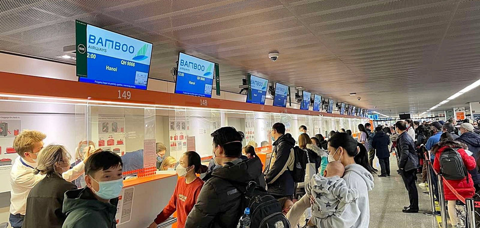 Công dân Việt Nam tại Ukraine làm thủ tục ở sân bay Warsaw (Ba Lan) để lên chuyến bay hãng hàng không Bamboo Airways về nước. (Ảnh: CTV/Vietnam+)
