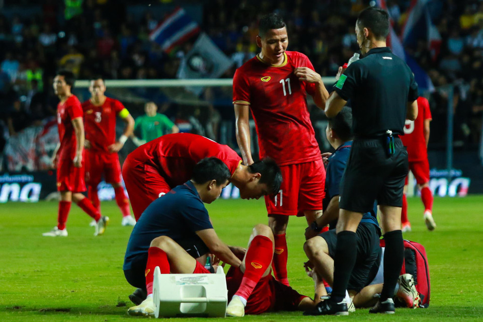 Ngay khi trận đấu mới diễn ra được 4 phút, Đoàn Văn Hậu đã phải nhờ tới sự chăm sóc của các nhân viên y tế sau một tình huống bị cầu thủ đối phương phạm lỗi mạnh bạo. (Ảnh: Nguyên An/Vietnam+)