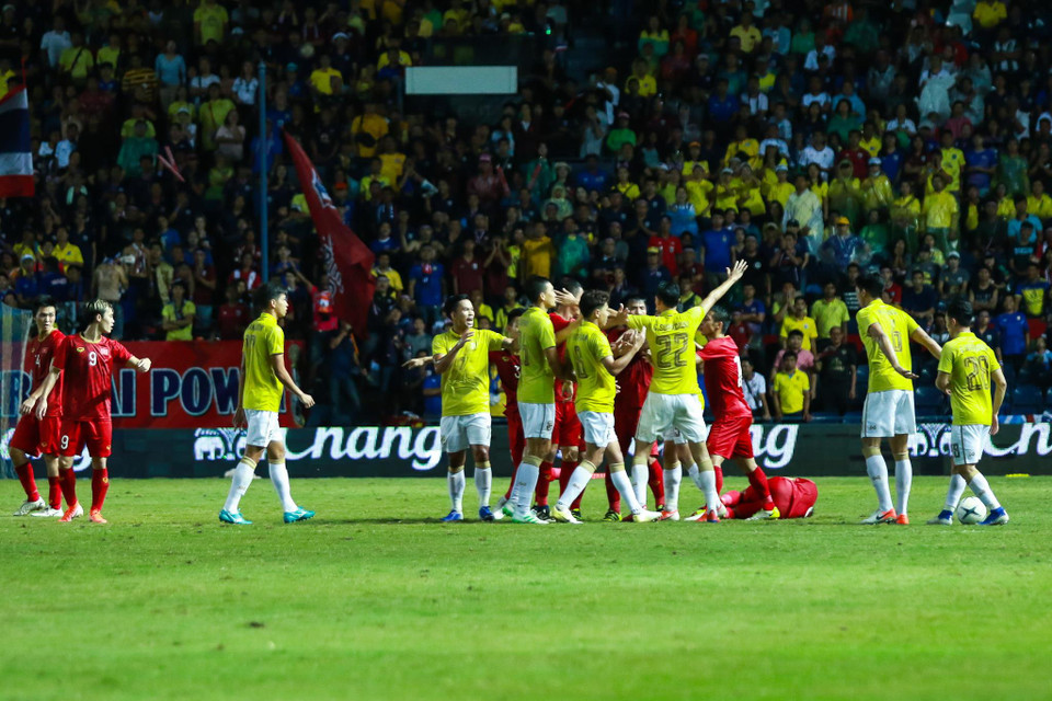 Sang hiệp 2, trận đấu tiếp tục nóng hơn và cao trào được đẩy lên ở phút 63, khi Đoàn Văn Hậu bị Thitiphan tát vào mặt. (Ảnh: Nguyên An/Vietnam+)