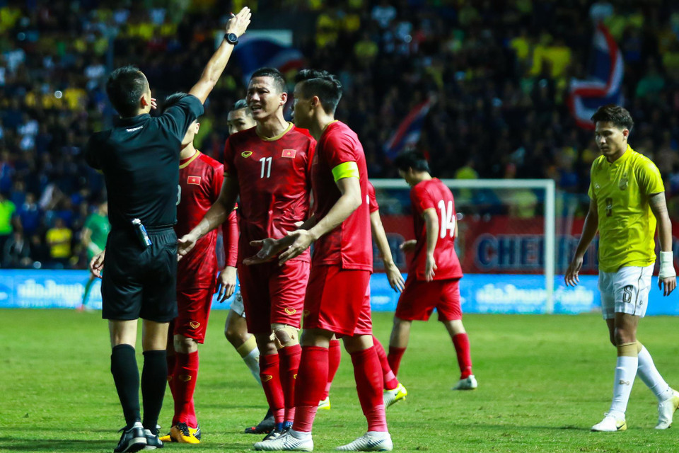 Nhiều tình huống các cầu thủ xảy ra cãi vã. Các quyết định của trọng tài đều gặp phải sự phản ứng mạnh mẽ từ cầu thủ. (Ảnh: Nguyên An/Vietnam+)