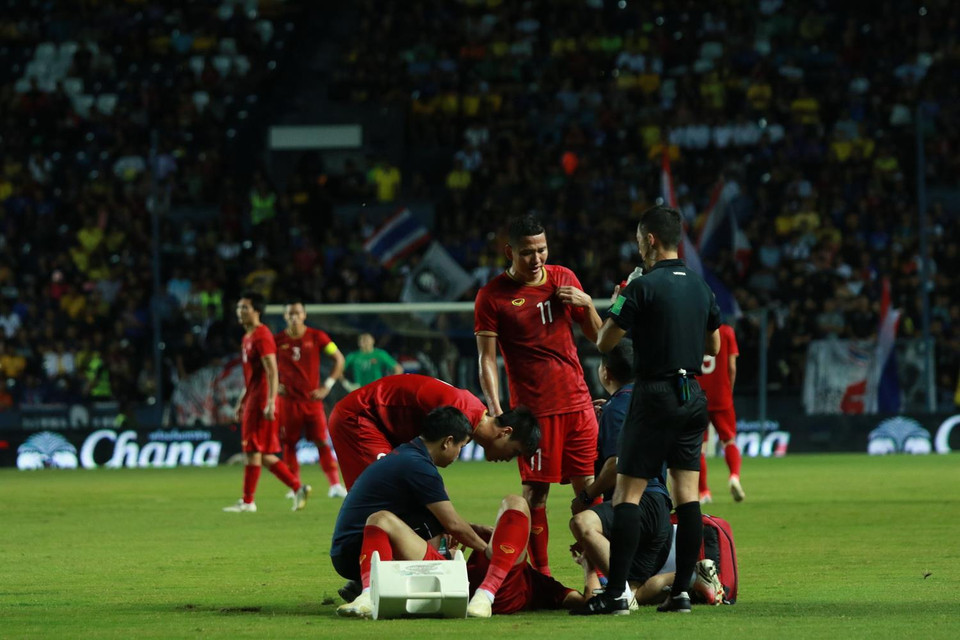 Vân Hậu đã phải nằm lăn ra sân sau tình huống vào bóng tho bạo của Thitipan Puangchan. (Ảnh: Nguyên An/Vietnam+)