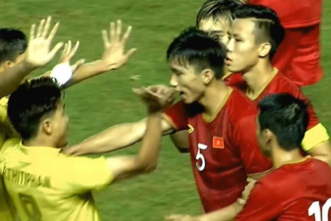 Không dừng ở đó, sang hiệp 2, cầu thủ Thitipan Puangchan còn có hành vi phi thể thao khi tát Văn Hậu trong tình huống cầu thủ hai bên tranh cãi.