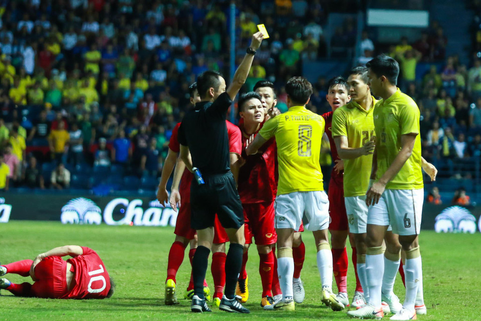 Pha bóng thô bạo của Pansa khiến Quang Hải và các cầu thủ Việt Nam rất tức giận. (Ảnh: Nguyên An/Vietnam+)