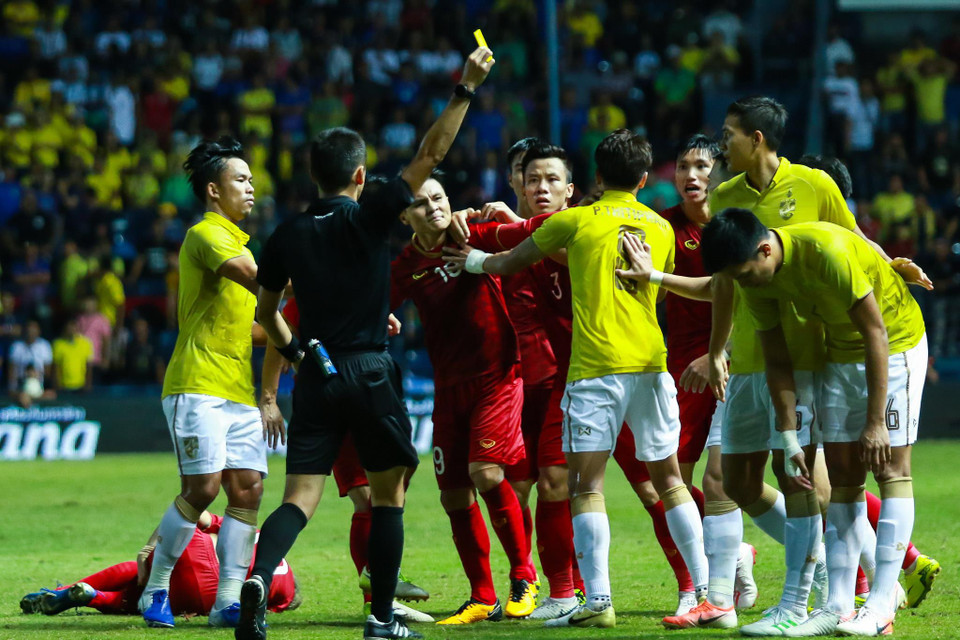 ...buộc trọng tài phải dùng thẻ vàng để kiềm chế những cái đầu nóng của hai bên. (Ảnh: Nguyên An/Vietnam+)