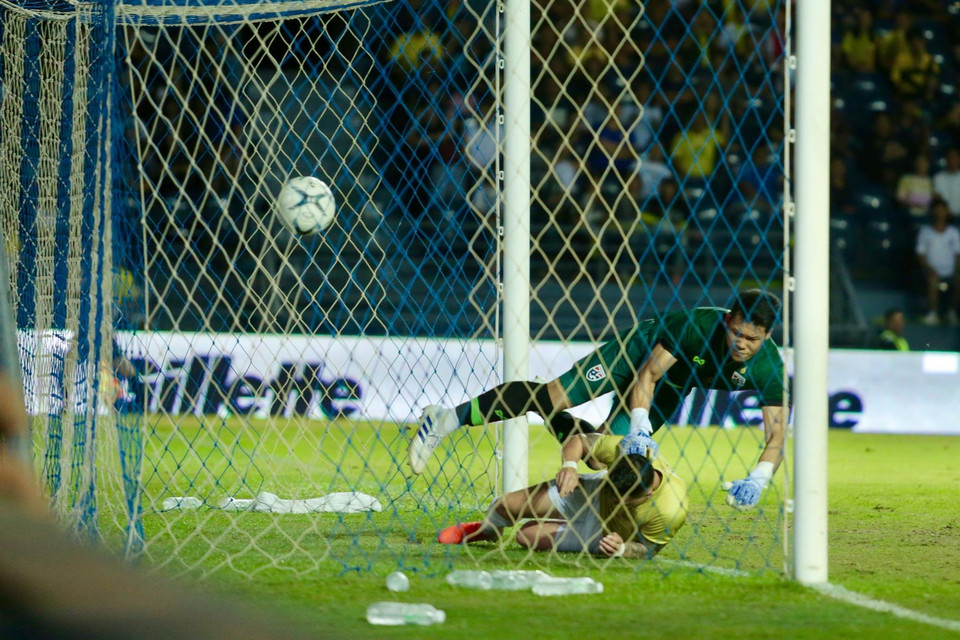 Chơi xấu, nhưng Thái Lan vẫn không thể ngăn cản Việt Nam giành chiến thắng khi họ phải nhận bàn thua đúng phút cuối cùng của trận đấu. (Ảnh: Nguyễn Minh Tiến/TTXVN)