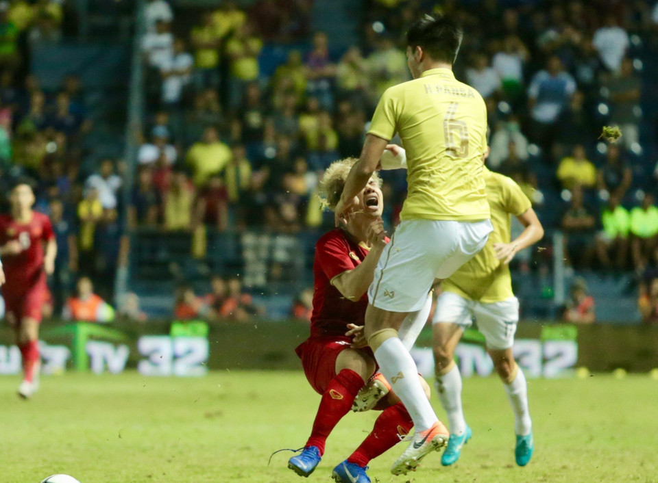 Đỉnh điểm cho lối chơi thô bạo của Thái Lan đó là tình huống Công Phượng bị Pansa đạp thẳng vào 'chỗ hiểm.' (Ảnh: Nguyễn Minh Tiến/TTXVN)