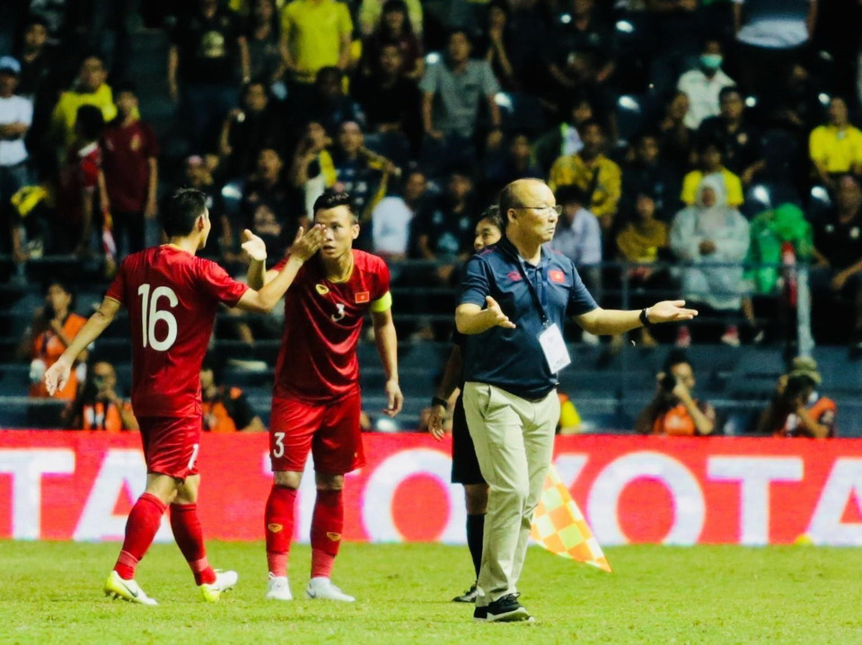 Ngay cả HLV Park Hang-seo cũng cảm thấy khó hiểu với hành vi của cầu thủ Thái Lan trong một trận cầu chỉ mang tính giao hữu. (Ảnh: Nguyên Minh Tiến/TTXVN)